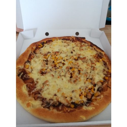   23. BBQ (Barbecue szósz, füstölt sajt, szalámi, csirkemell, kukorica)