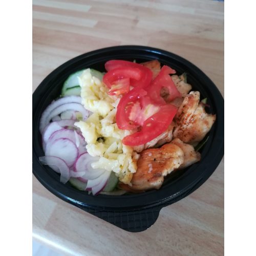   1. Cézár saláta (Kevert saláta, paradicsom, uborka, grill csirkemell csíkok, mozzarella, joghurtos öntet)